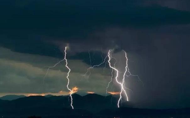 雷擊導致工廠晃電 雷擊導致工廠晃電